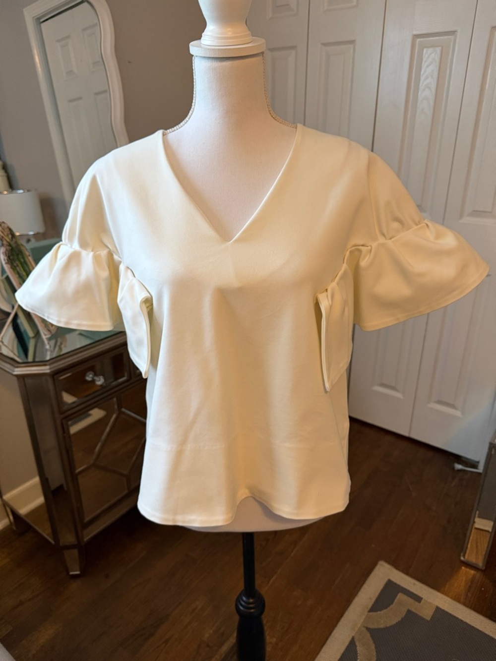 CQ by CQ Beautiful Cream V-Neck w/ Ruffle Sleeve - Boxy Top ❤️❤️❤️ Small